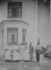 richardts billeder_0034 Foran Nordstrand Eva på armen af Laura, Novse, Gudmand på armen af Maren Kirstine, Laura Andersen, Thyra og hendes mand Edmund og Peter Vodbinder